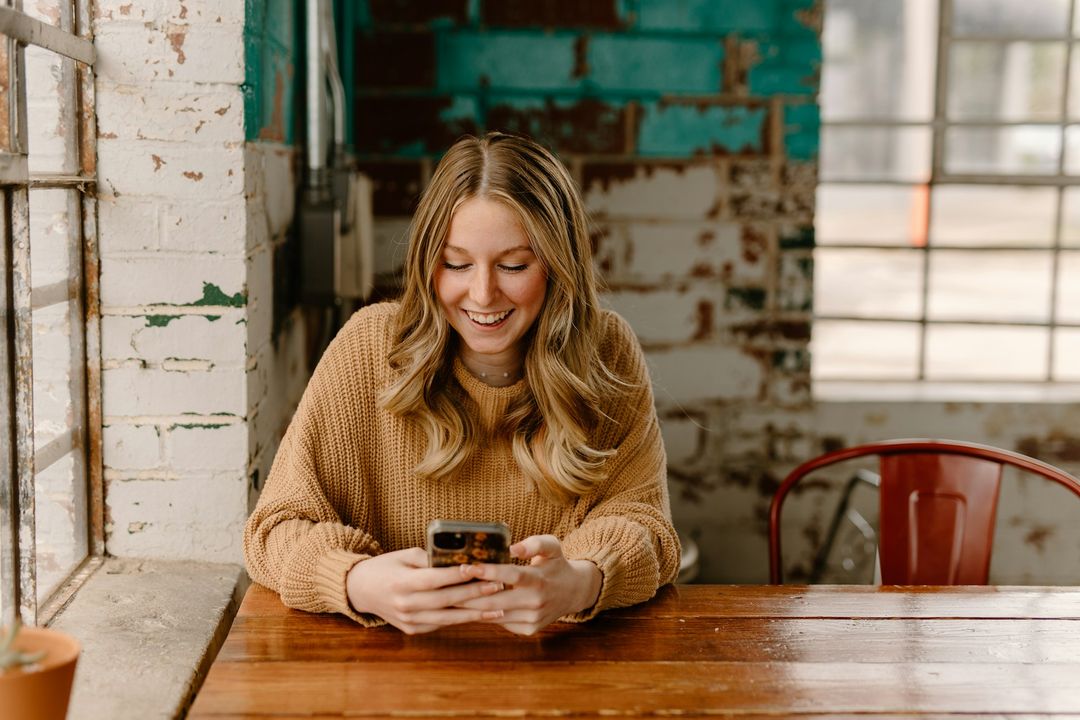 How to Ask a New Friend to Hang Out: 30 Texts That Sound Normal article image